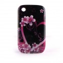 Coque rigide motif fleurs et coeur roses fond noir Blackberry 8520 Curve + film protection ecran offert